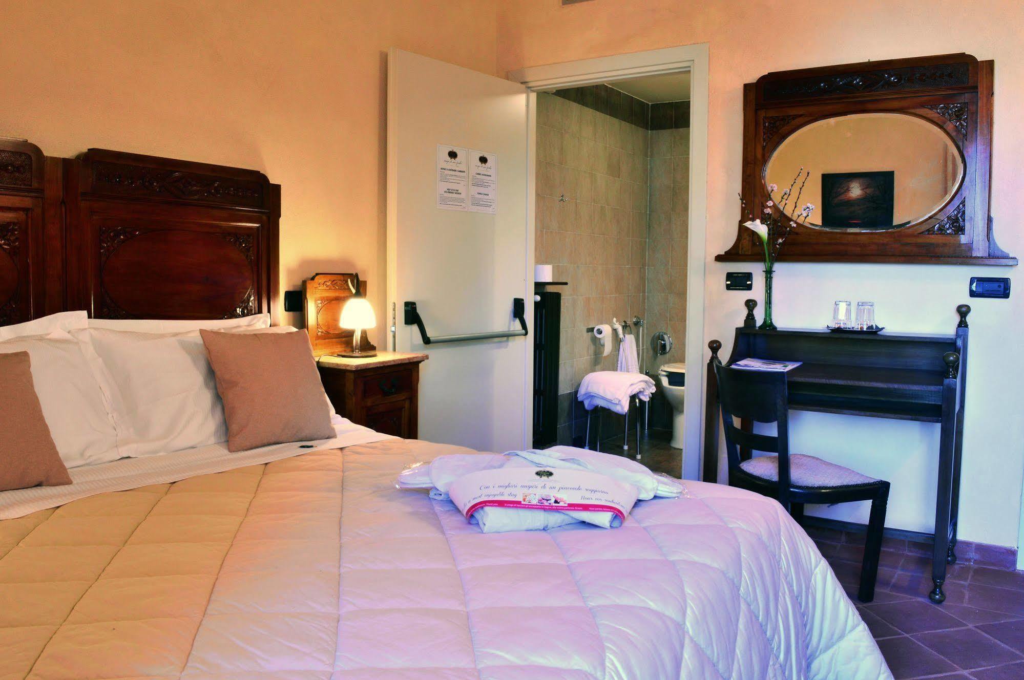 La Foresteria Del Castello - Wellness Hotel In Dimora Storica CastellʼAlfero エクステリア 写真
